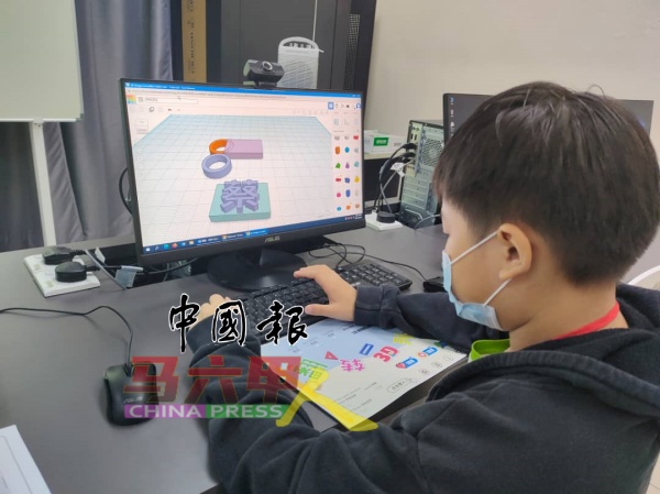 学员使用相关软件，为钥匙圈进行设计与建模。