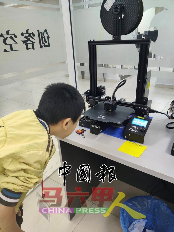 完成设计与建模后，学员学习使用3D模型打印机。