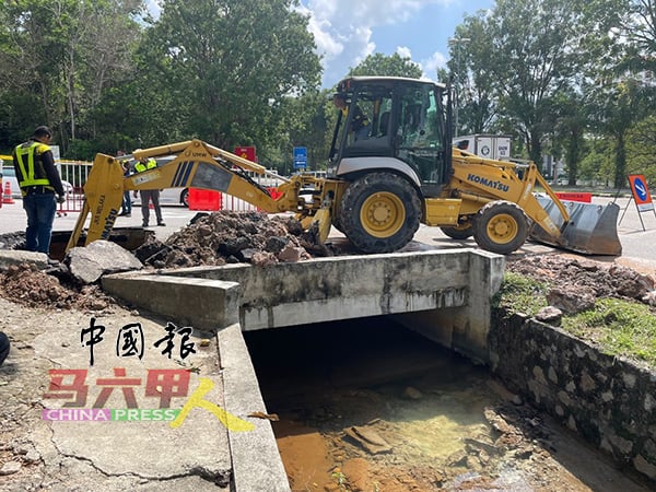 防洪沟涵管出现缝隙，造成沟水外流，侵蚀地下泥土。