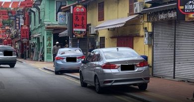 车辆碾上违规停车 鸡场街走道地砖破损