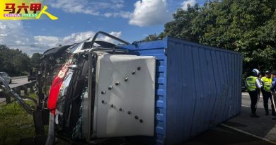 疑不慎撞击前方货卡 罗厘90度翻覆大道
