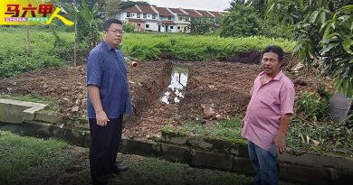 防洪沟淤泥积2尺厚 10住家逢雨必淹
