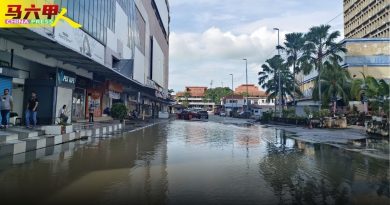 涨潮 河水倒灌路面  甲沿河一带 淹了！