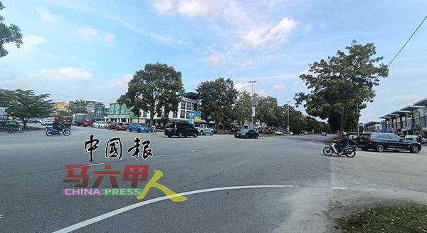 默迪卡柏迈大路转入默迪卡柏迈3路的十字路口，交通繁忙，经常出现险象环生的情况，平均每星期发生一宗交通事故，十分危险。