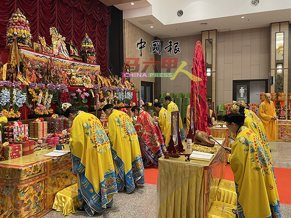 ■大会举行庄严的“第一届护国祈安太上覃恩朝真礼斗大法会”，马来西亚慈惠堂正一禅和道经团为法科主理。