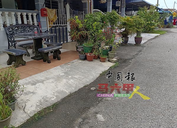 ■居民加高住家前面地砖，防止水进屋。