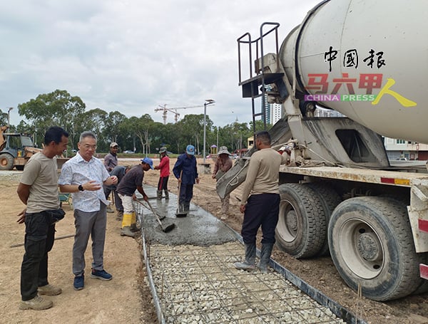 ■邱培栋（左2）视察昌明休闲公园的跑道底部加铁条、砂石工程，左为承包商卡马。 