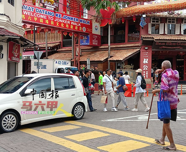 ■热闹的老街人与车争道，反映出老街的魅力所在。