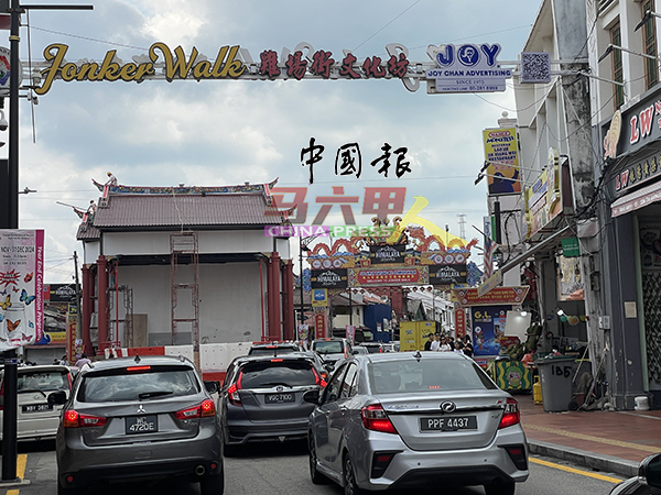 ■鸡场街文化坊舞台坐镇鸡场街路口，是该条老街道标志性的一座建筑物。