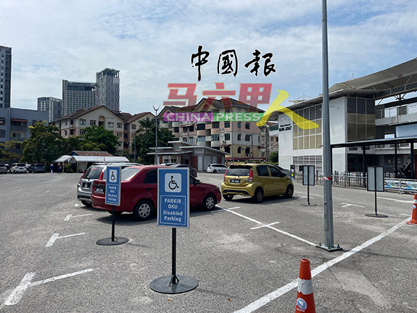 民众可将车辆免费泊放在游船河香料园售票处泊车场。