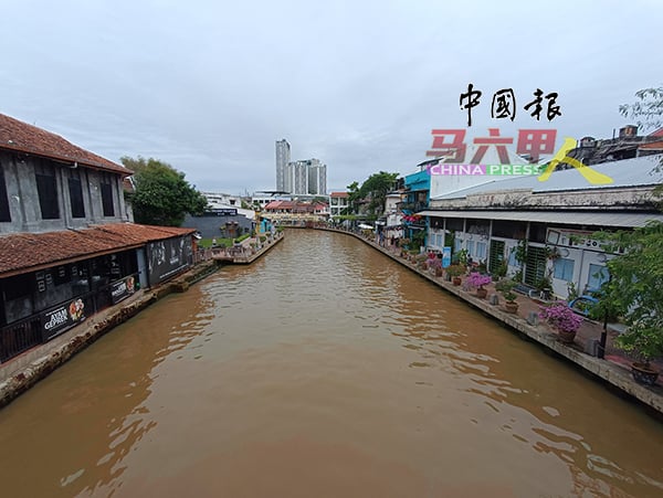 ■目前甲河水变色现象在雨季较为常见，随着雨势减弱，河水料会逐渐恢复清澈。