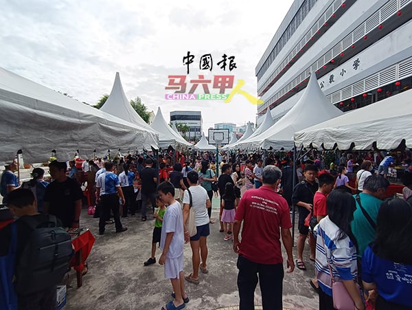 ■公教小学创校96周年义卖会，设有50个熟食摊位及6个游戏摊位，场面热闹。