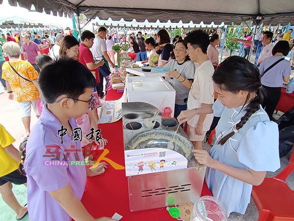 ■校友及家长们参与公教小学义卖会摆摊。