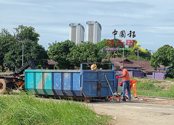  ■虽然南方环保有限公司每天会到斯里加东花园的垃圾槽进行清理，但这不是解决问题的根本，当地居民希望尽快移除该垃圾槽。