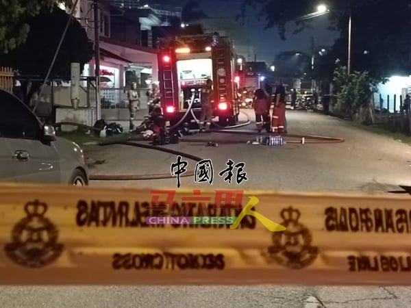 火灾现场一度发生爆炸，消拯员围起黄线禁止民众靠近时发地点。