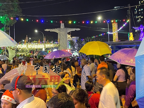 圣诞倒数完毕，雨势加大，人群渐渐散去。