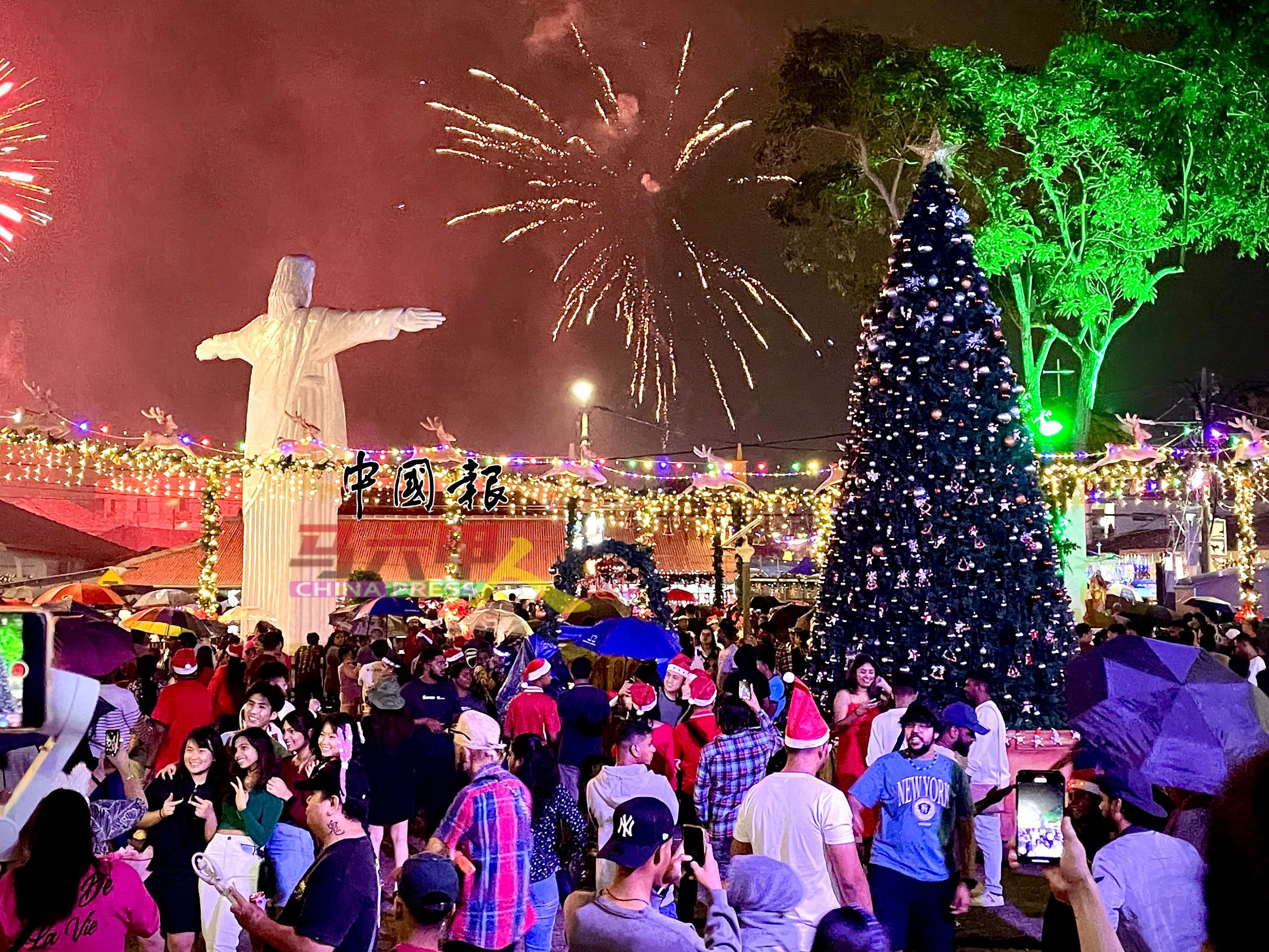 绚丽的烟花在空中绽放，点缀了平安夜的美好时刻。