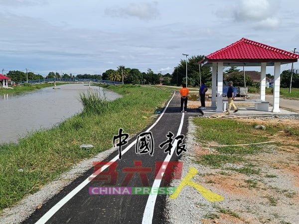 休闲场所具备环绕沿河的500公尺长跑步道设有照明灯，其中4座凉亭改建更耐用的洋灰结构。