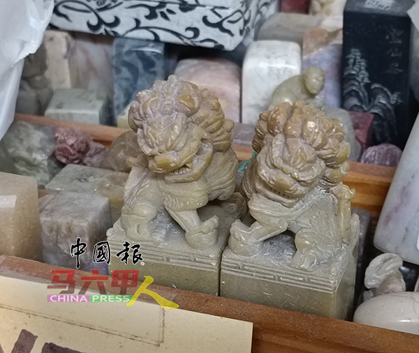 ■一些印章以石狮为造型，栩栩如生，展现独特的艺术魅力。