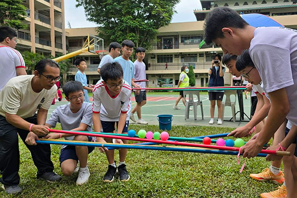 ■学生开心参与趣味竞赛项目。