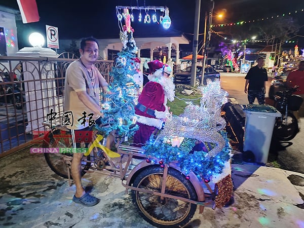 装饰一新的三轮车，满载圣诞节的欢乐与祝福。