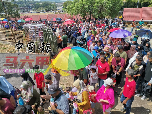 ■在2月20日这一天，马六甲动物园吸引3万5190人次到访，图为现场排队分排进入动物园的情况，队伍非常状观。