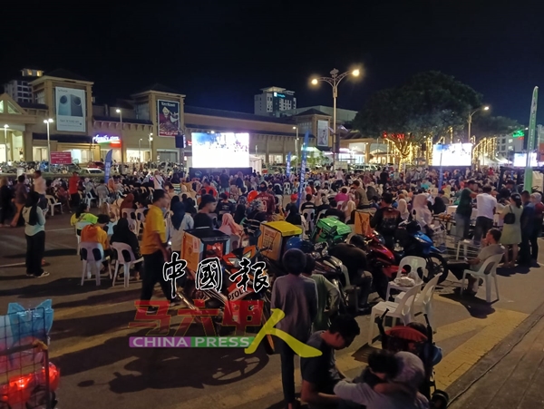 无法挤入会场的民众唯有观看大萤幕。