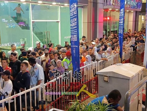 民众和游客鱼贯入场参与活动。