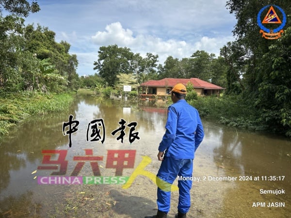 民防人员到淹水区监督情况。（图民防局提供）