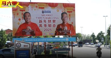 沿路挂上贺年横幅 首长 议员  帅气拜年