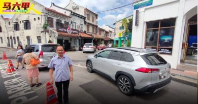 蚊型脚车党  横行老街   沿河人行走道上飞速玩命
