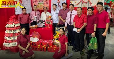 环保物品打造年景 灵蛇飞舞   穿梭校园