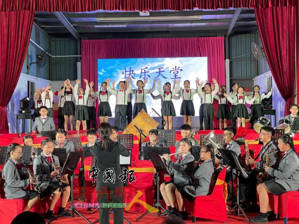 学生们除了音乐演奏外，也在台上呈现手语表演。