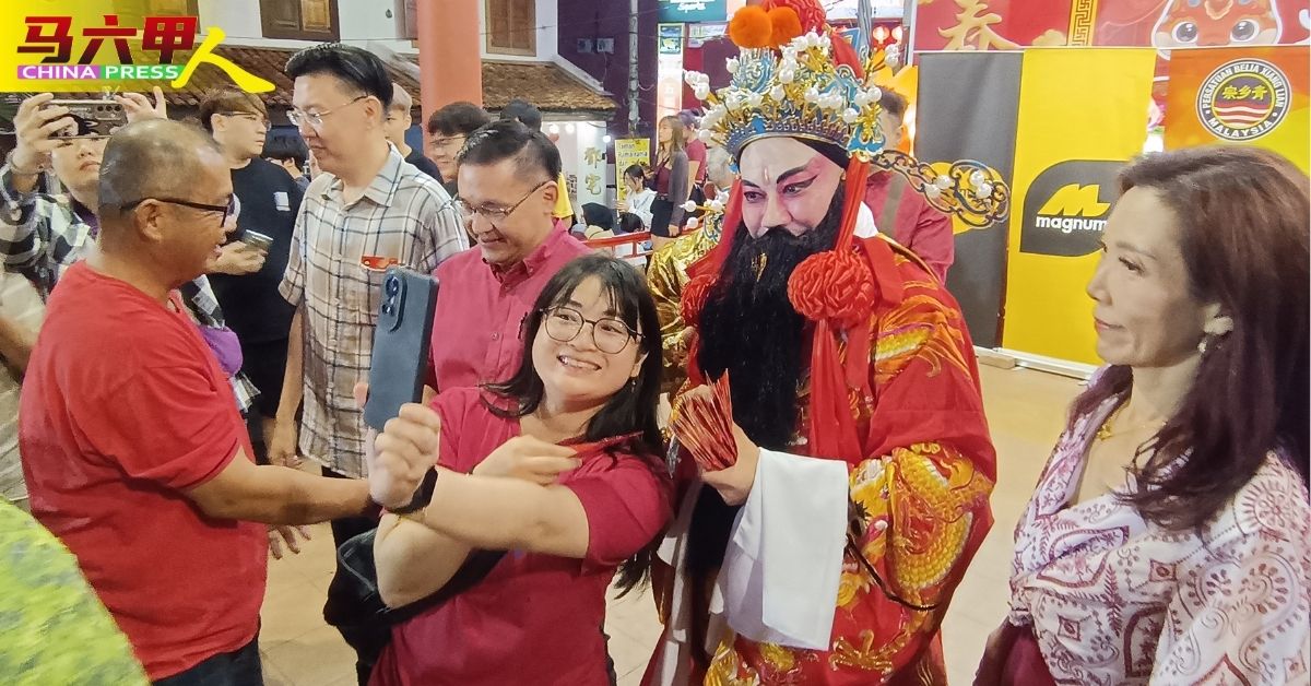鸡场街千人倒数迎蛇年   燃放1820尺红炮