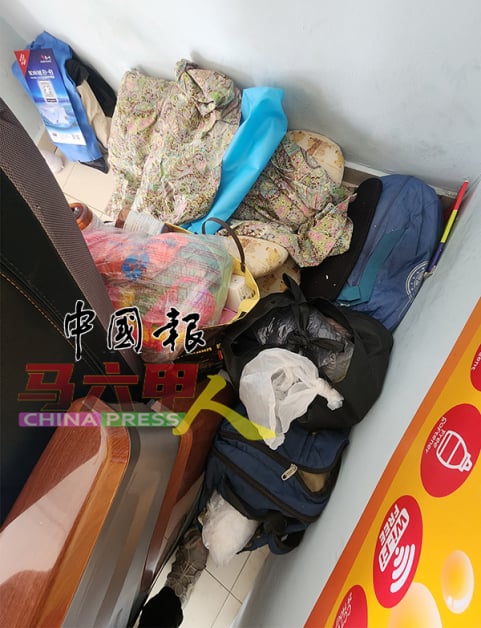 ■洗衣店一隅被发现疑似流浪汉留下的衣物、书包等，令人怀疑是否有流浪汉在此留宿。