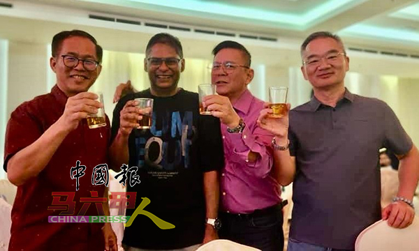 刘志俍（左起）、慕拉里、林钦为及邱培栋，在甲州民主行动党乙巳年“蛇全蛇美”新春中文媒体之夜上把酒同欢。