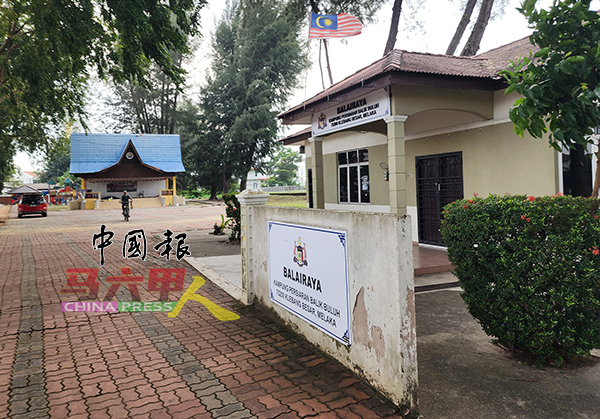 ■位于旧吉里望路旁的甘榜柏希兰巴力毛糯民众会堂旁的舞台,被沦为流浪汉的家。