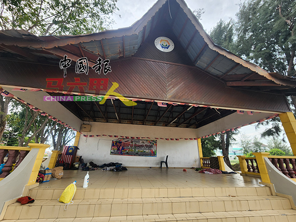 ■舞台在过去半年,先后有3批流浪家庭及个人“入住”,阻碍当地人民在舞台处进行活动。