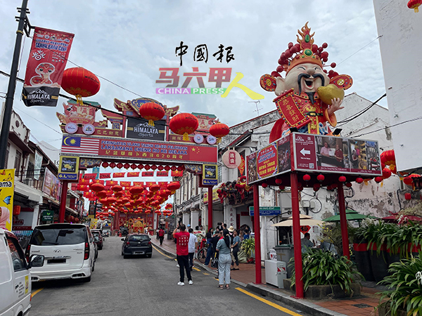 ■鸡场街文化坊在大红灯笼及贺岁牌坊点缀下，形成一幅喜气洋洋的节庆画面。