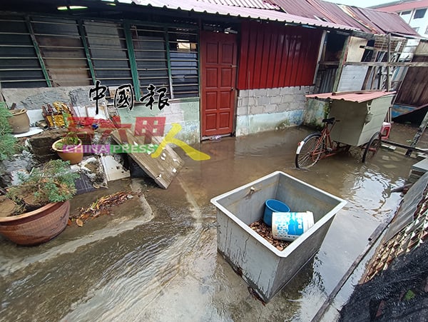 圣约翰山脚下的民宅首当其冲，住家淹水。