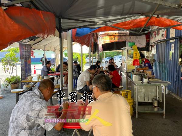陪伴了甲州民逾60年岁月的万记猪杂粥,建立了特定顾客群。