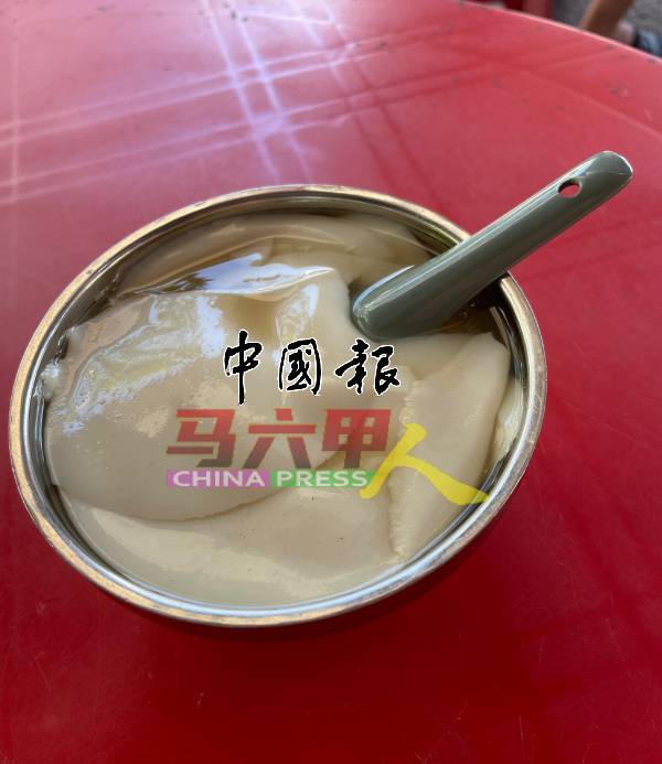 除了粥品,万记猪杂粥摊豆花也相当有名,一些顾客到来,只为吃上一口豆腐花。