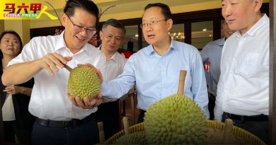 甲州政府设宴接待 孙业礼大赞榴梿很不错