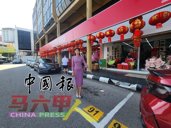 骆慧茹呼吁商家若要在店外泊车格申请摆卖年货,可通过马六甲历史城市政厅网站申请商业执照等程序。