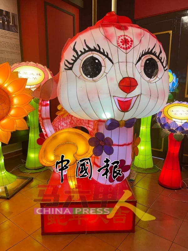 寓意吉祥如意、呈现“蛇衔灵芝”形态的巨型“吉祥蛇”花灯，将在新年期间，展示在鸡场街文化坊舞台。