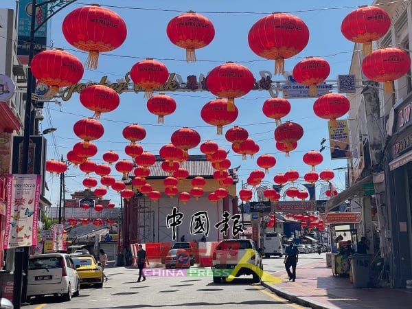 鸡场街文化坊已张灯结彩，舞台提升工作也近完成，能供“吉祥蛇”展出。