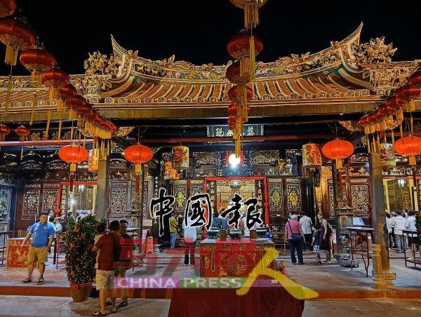 挂起灯笼的青云亭,充满年味。