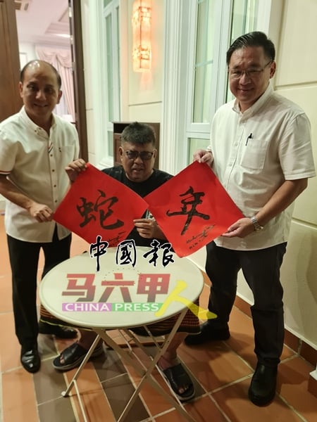 阿都拉勿为“发财貔貅”吉祥物亲笔挥毫“蛇年”二字，向各界人士送上节庆祝福。