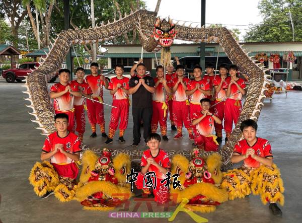 马来西亚高峰龙狮体育会恭祝各界，于乙巳蛇年里，蛇么都有、蛇么都行、蛇全蛇美！站者左5及右4为杨庆权及陈松霖。