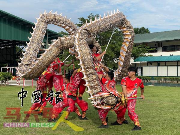 运动员结合竞技与传统舞龙套式，呈献”龙飞天、蛇爬行“效果。